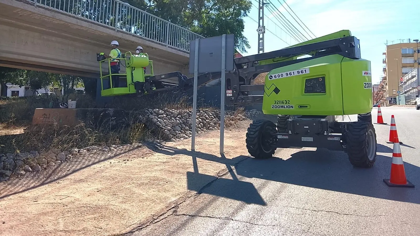 Treballadors i maquinària en un pont ferroviari sobre el riu Magro a Carlet per Metrovalencia