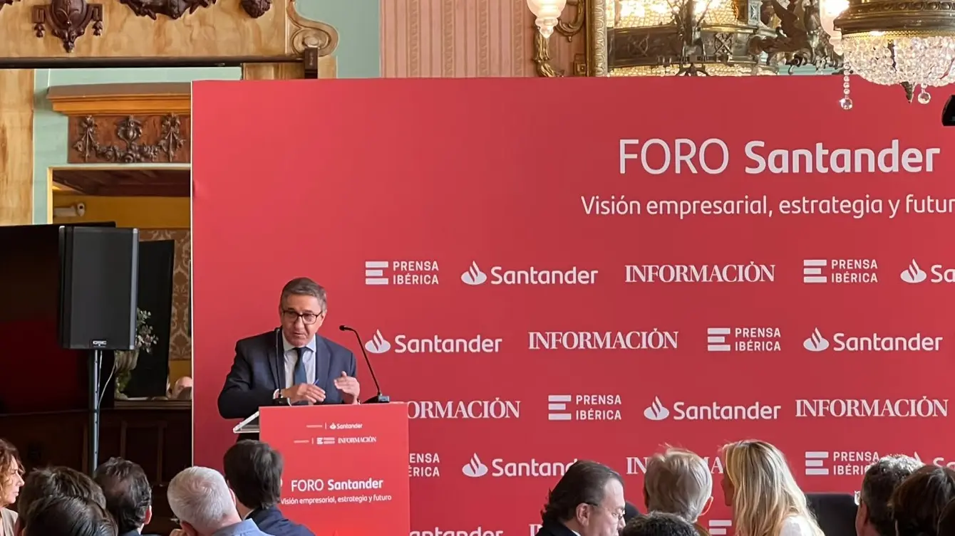 Rovira durant una intervenció, defensant la col·laboració entre institucions i empreses per al creixement econòmic