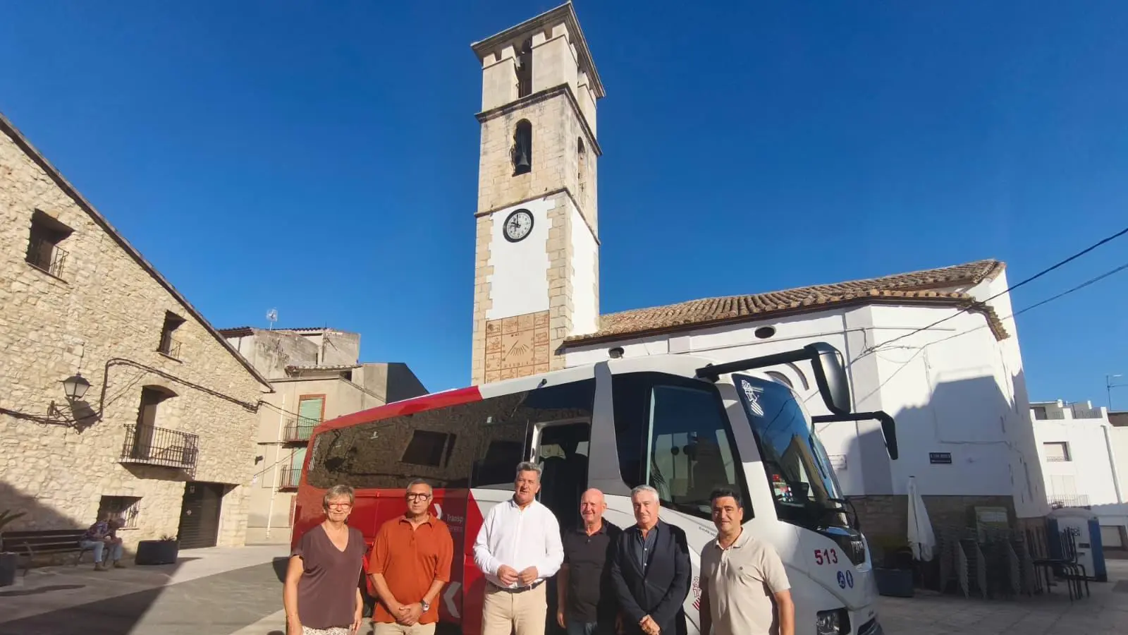 Vehicle de transport públic amb rètols de servei a un municipi xicotet
