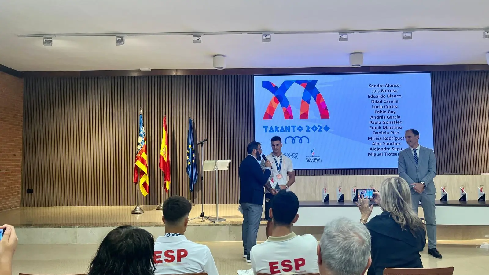 Representants de la Generalitat distingint l’expedició valenciana participants als Jocs Mediterranis 2026