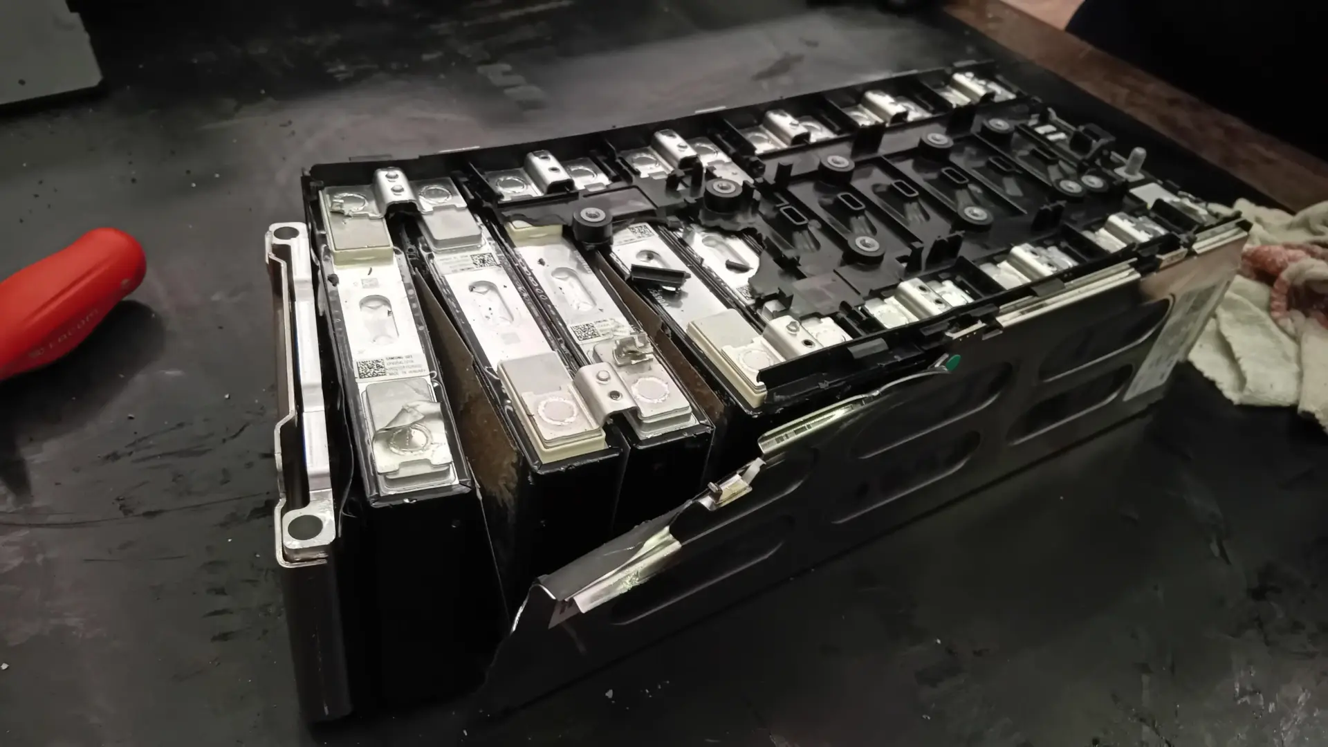 Pla d’un sistema o procés de reciclatge de bateries per a fabricar noves bateries de cotxe elèctric
