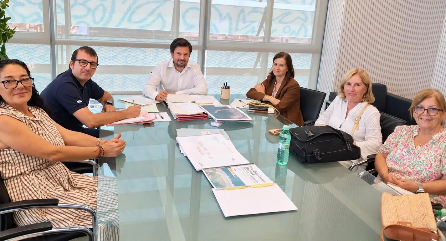 Reunió institucional amb veïns de Tabarca per acordar mesures de millora del transport i serveis de l’illa.