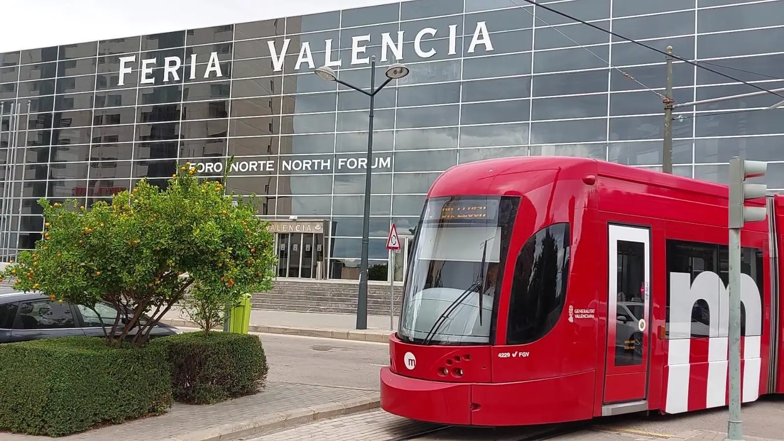 Tren de Metrovalencia davant de Fira València durant el reforç de servei del 28 de setembre a l’1 d’octubre