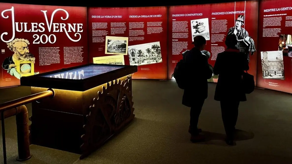 Entrada o espai del Museu de les Ciències amb cartell de l’exposició “Jules Verne 200”