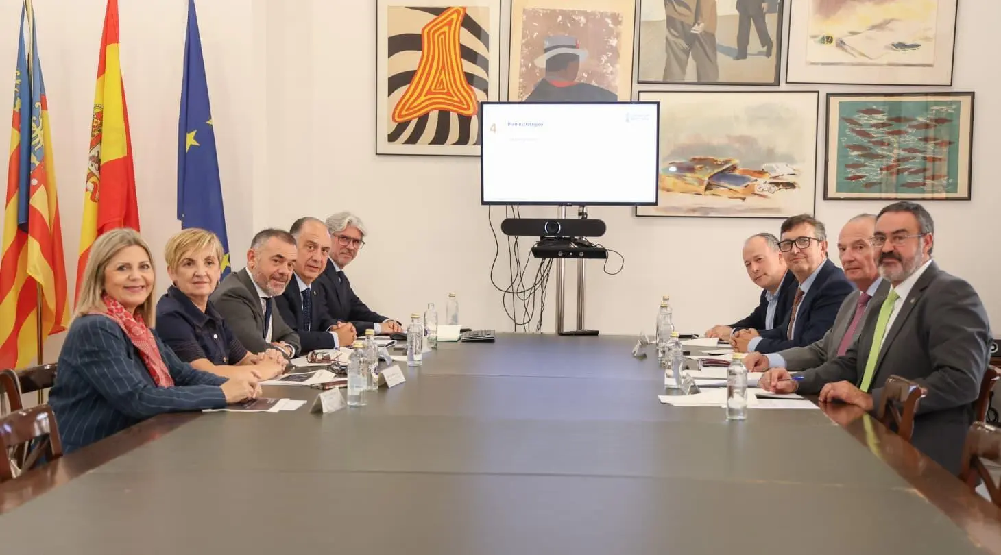 Representants en una reunió de la Generalitat amb l’Aliança Valenciana per la Defensa i la Seguretat