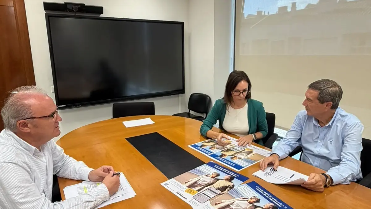 Persones vinculades a l’àmbit sanitari revisen avisos per a la continuïtat de tractaments crònics.