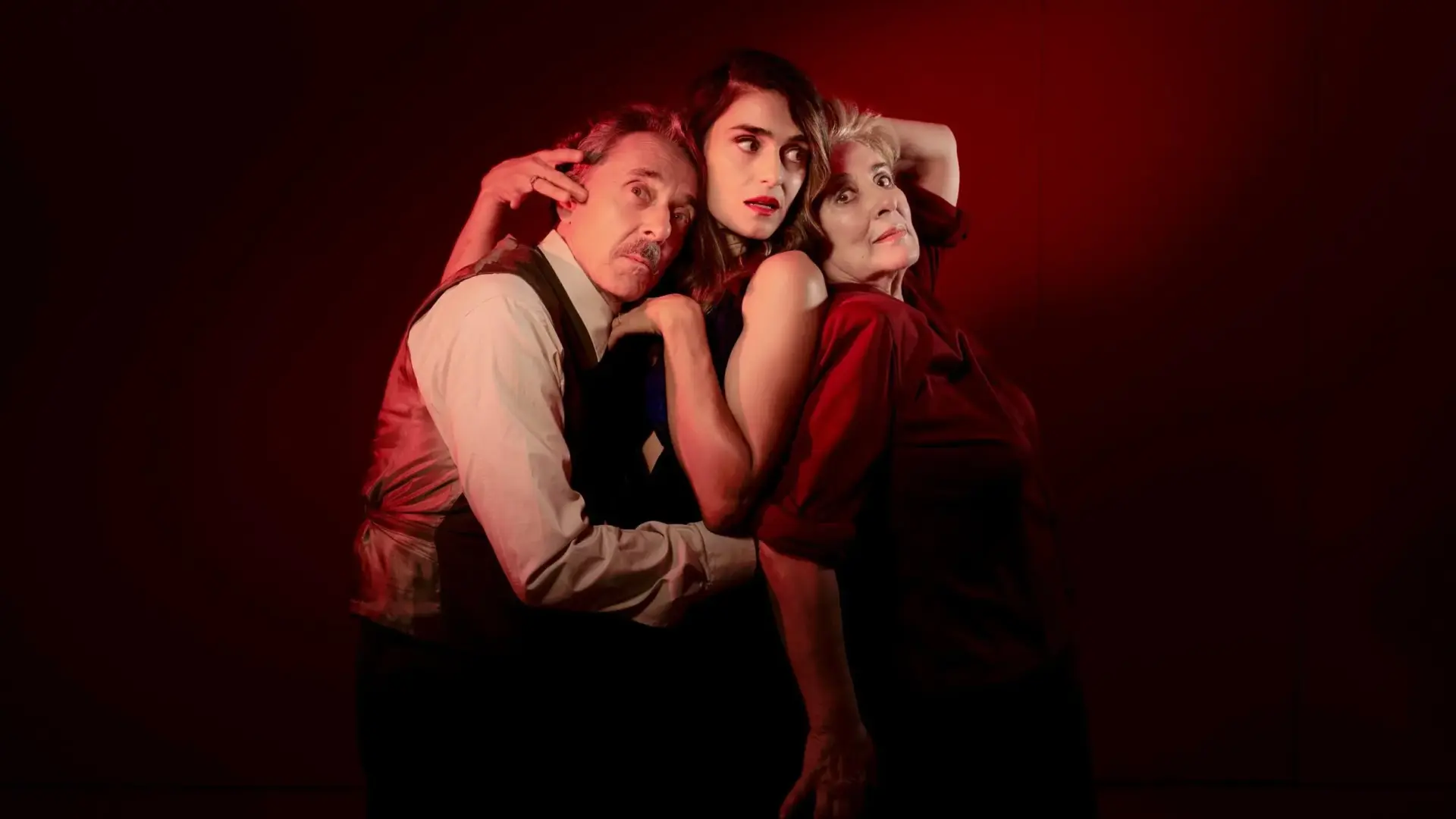 Façana del Teatre Principal amb cartell o entrada relacionats amb la reprogramació de la pròxima temporada.