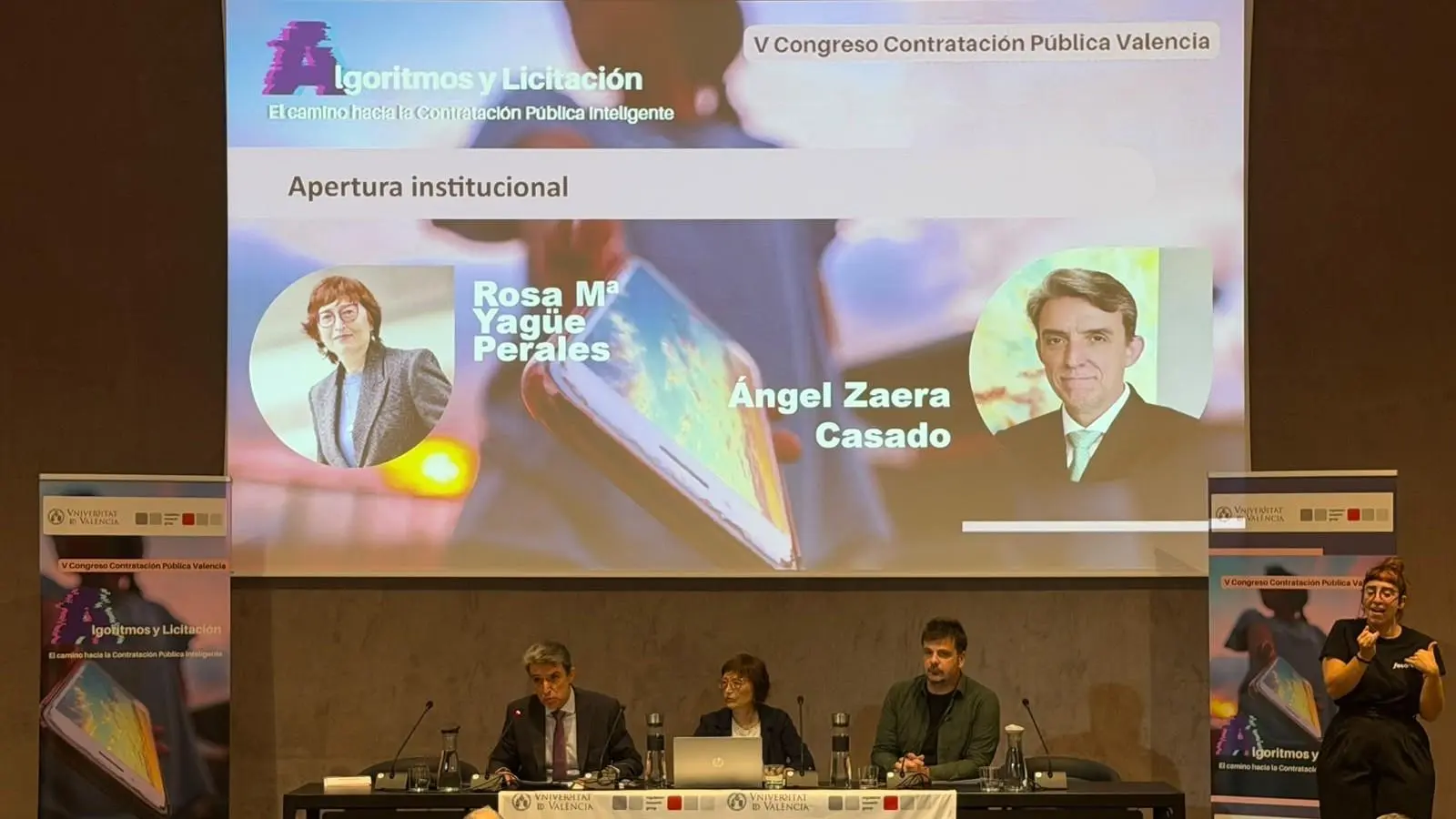 Home parlant davant el públic, destacant el paper de les noves tecnologies en l’administració