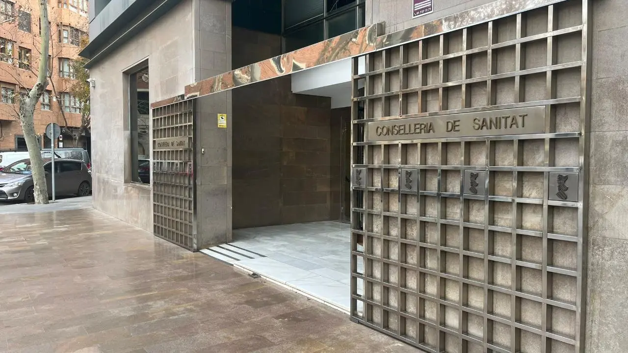Personal sanitari al centre hospitalari mentre es reprogramen consultes i proves per alerta roja.