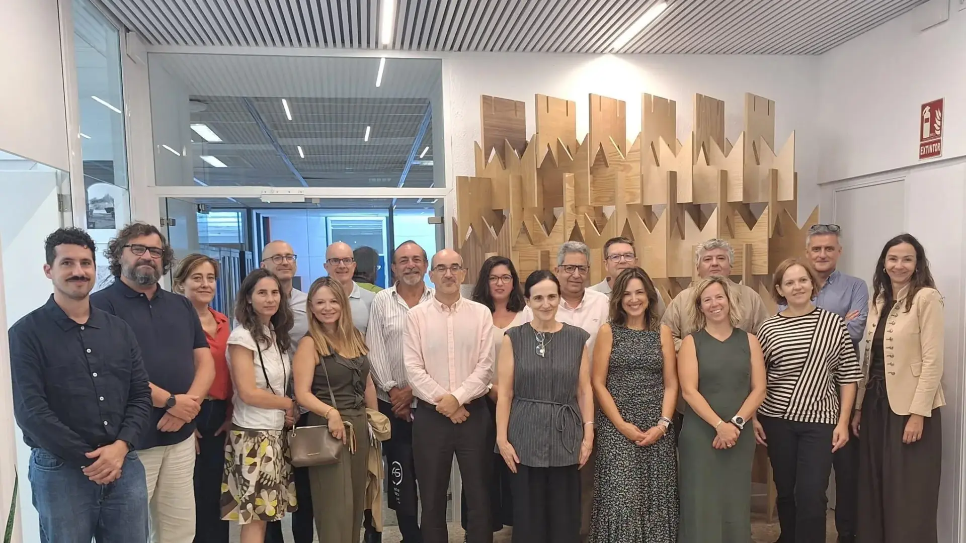 Grup de representants d’empreses públiques d’habitatge durant una visita a València per conéixer la contractació industrialitzada