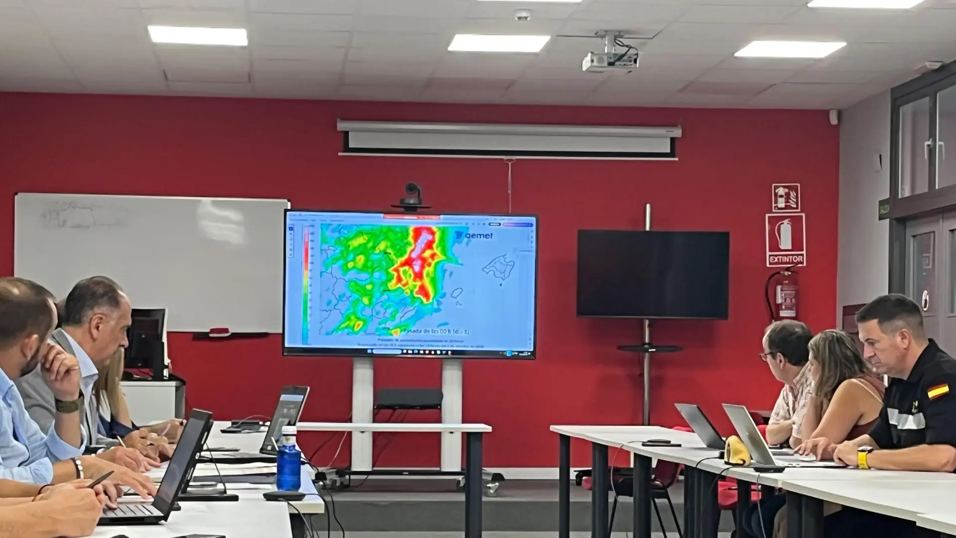 Imatge de comunicació d’Emergències demanant precaucions davant alertes per pluges i tempestes amb risc extrem.