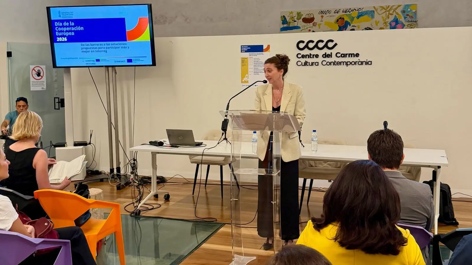Acte de la Generalitat en el XV aniversari del Dia de la Cooperació Europea, amb participants parlant del paper de les entitats valencianes.