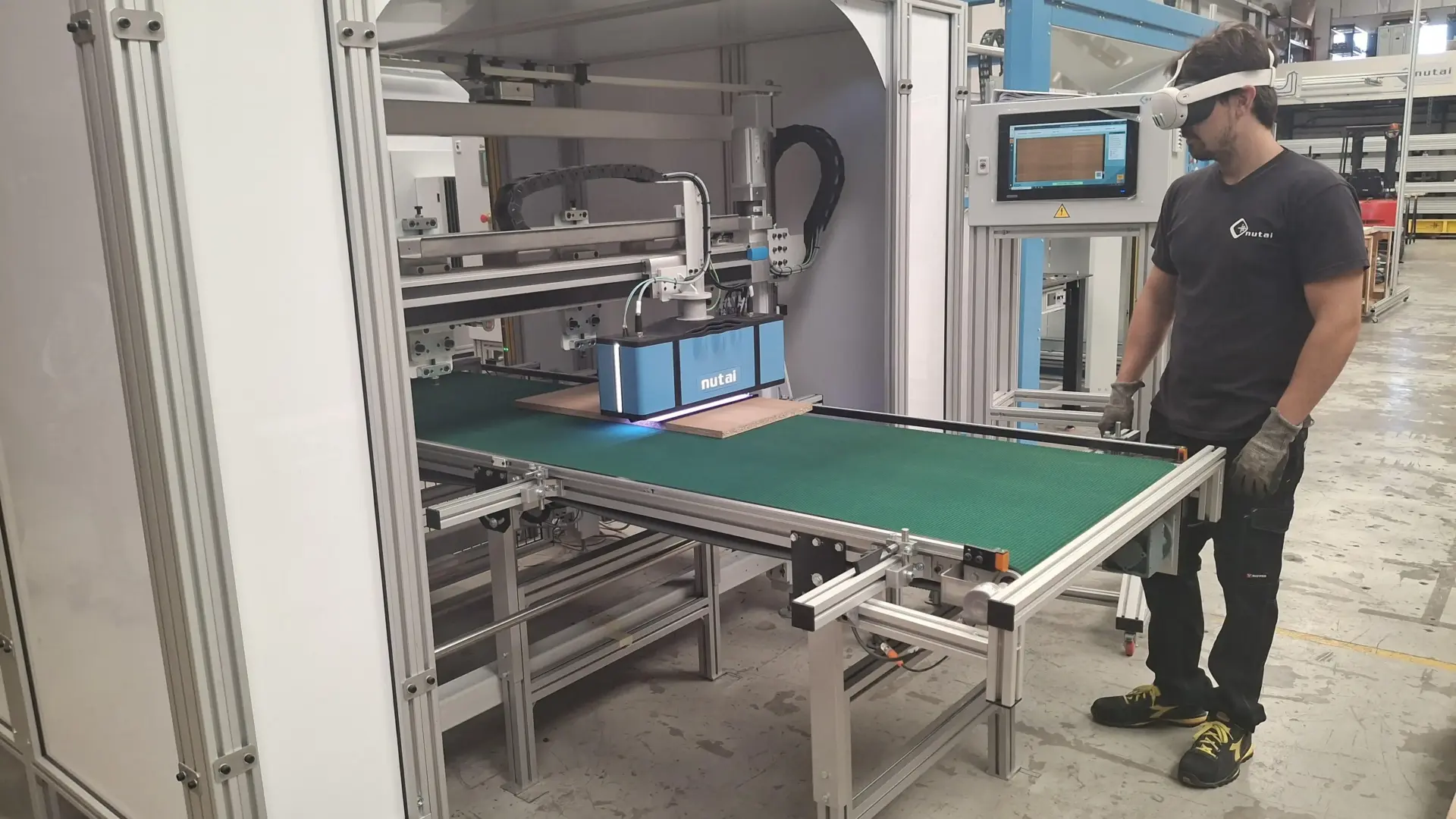 Sistema de visió artificial i IA per detectar defectes en una peça de fusta abans de fabricar mobles.