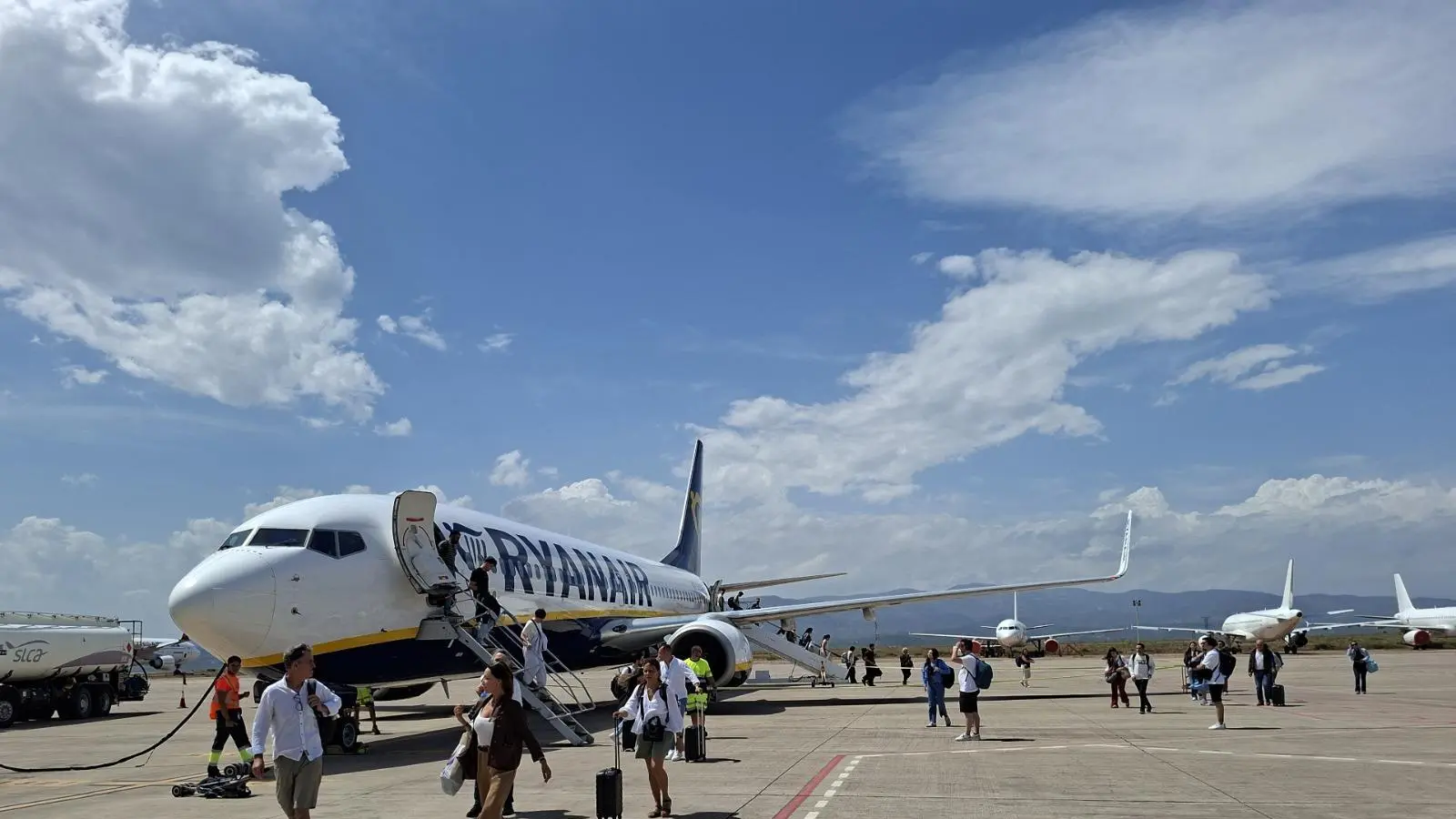 Exterior de l’aeroport de Castelló amb activitat de viatgers.