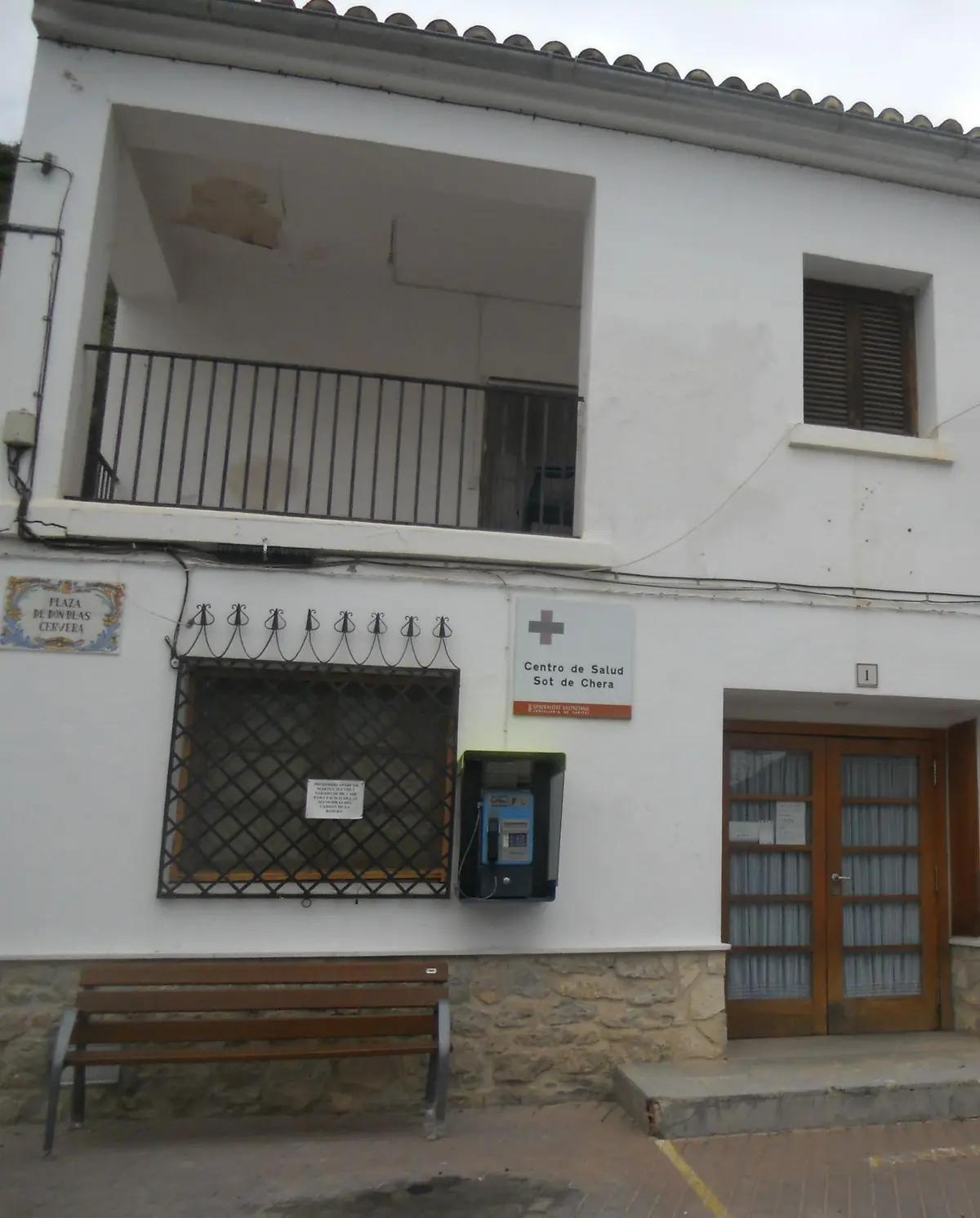 Exterior d’un consultori auxiliar amb obres de reforma i adequació en un municipi.