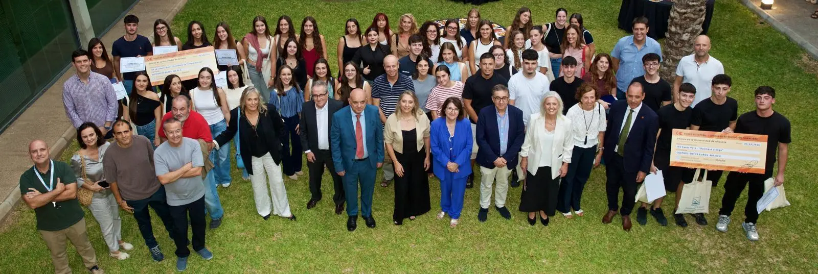 Rovira parlant sobre educació financera davant un públic de joves.