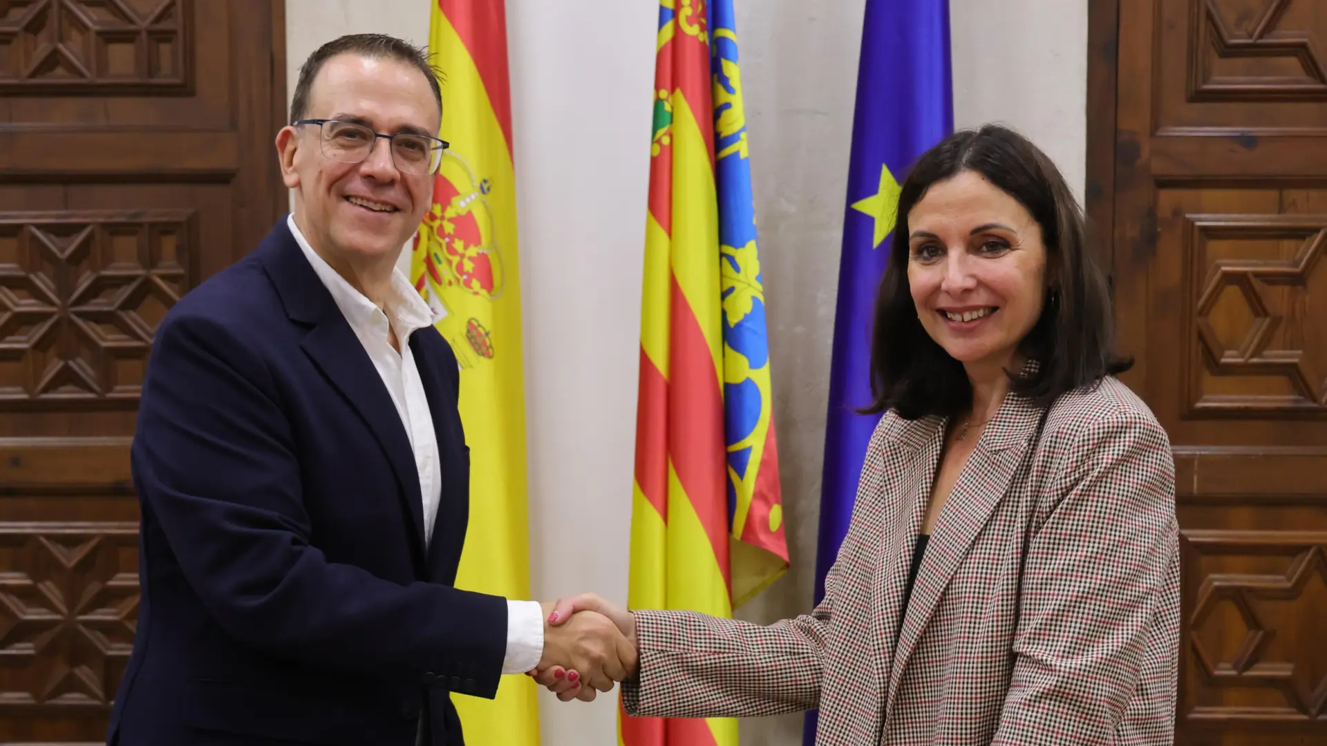Persones i informació sobre el suport de la Generalitat al periodisme de proximitat i la formació en comunicació.