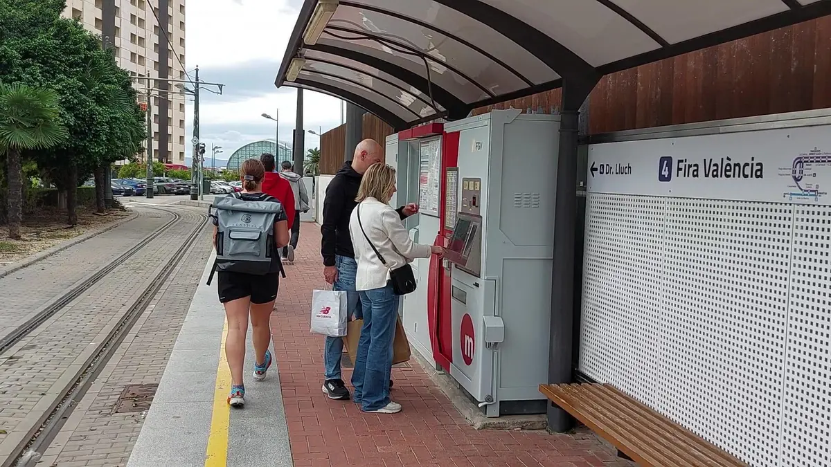 Parada de metro en el recinte de Feria Valencia, con cartelería de la estación