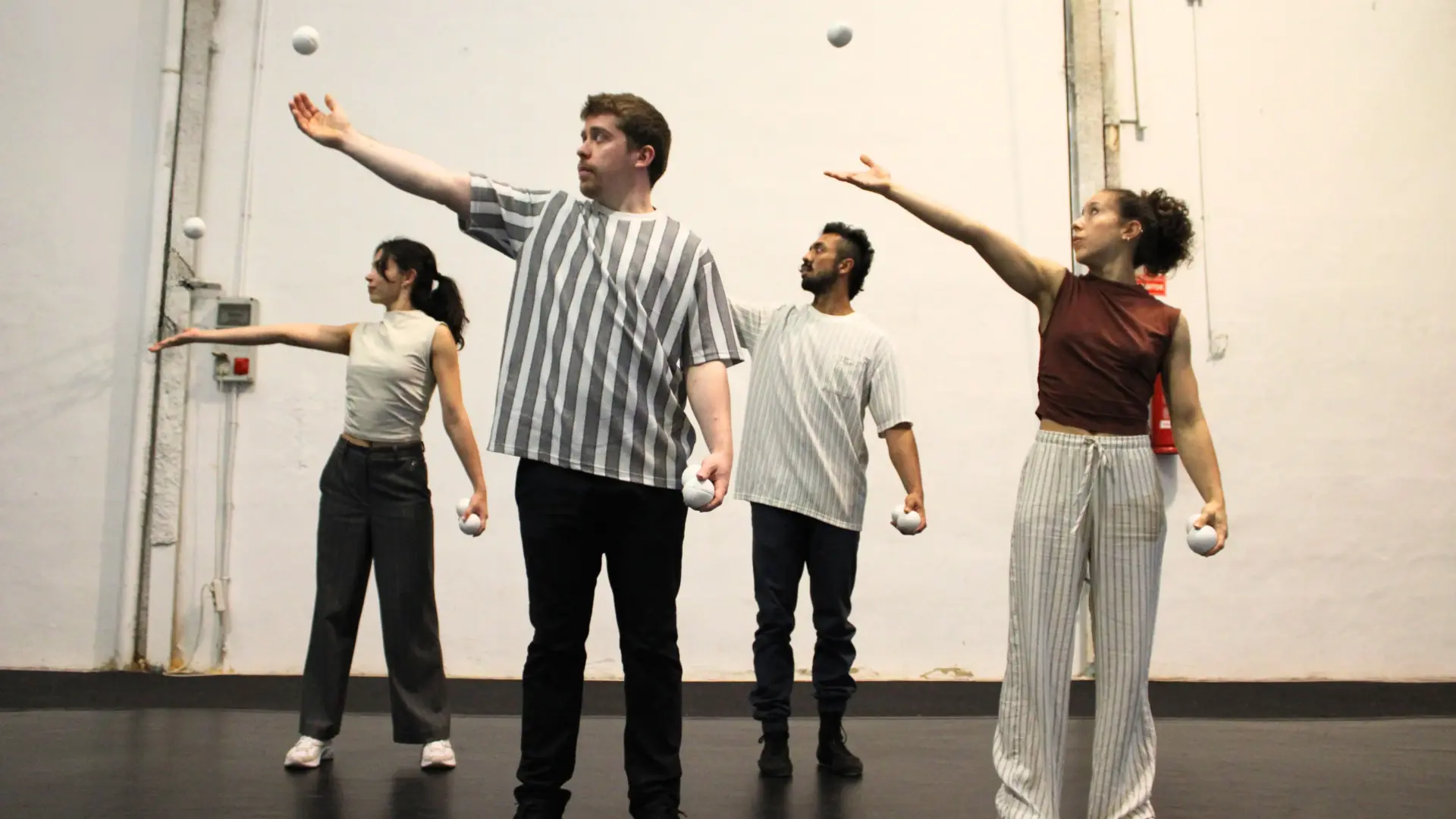 Actuació de circ durant l’estrena de ‘Antes de caer’ al Teatre Arniches del Festival Circarte