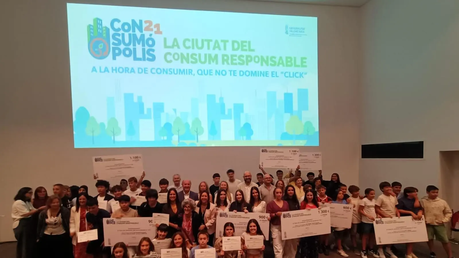 Representants de Consumo entregant premis del concurs escolar Consumópolis 21