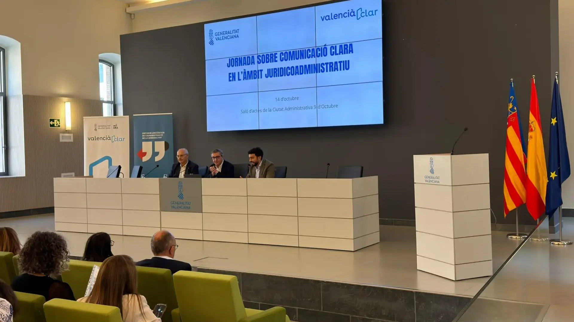 Rovira parlant en un acte institucional, destacant la claredat en les comunicacions administratives.
