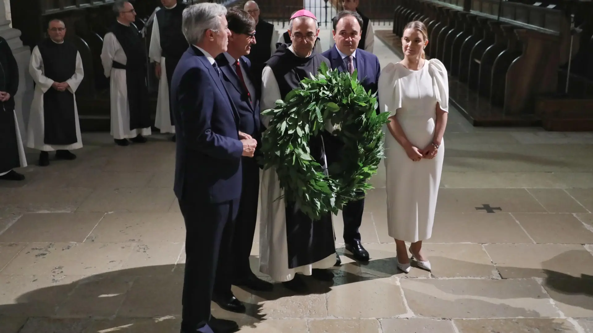 Pérez Llorca fa una ofrena en el panteó reial del Monestir de Poblet en honor de Jaume I.