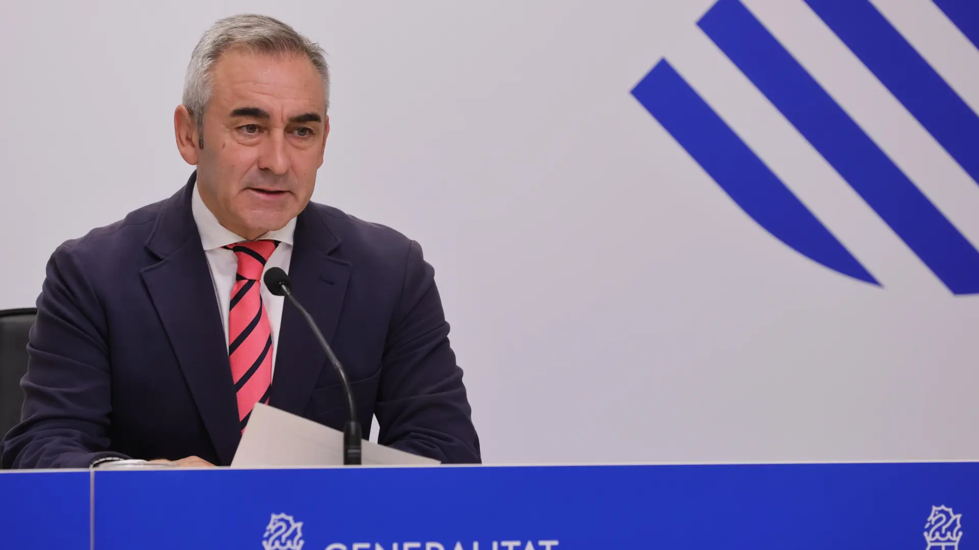 Persones vinculades a la recollida separada de residus davant d’un entorn institucional.