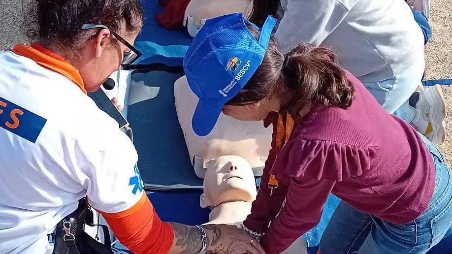Equips mèdics del SAMU atenen un pacient en parada cardíaca i en fan reanimació