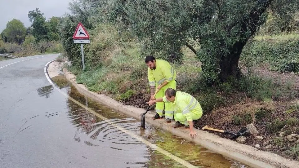 Treballs en una carretera autonòmica per restablir el trànsit després de la dana Adam.