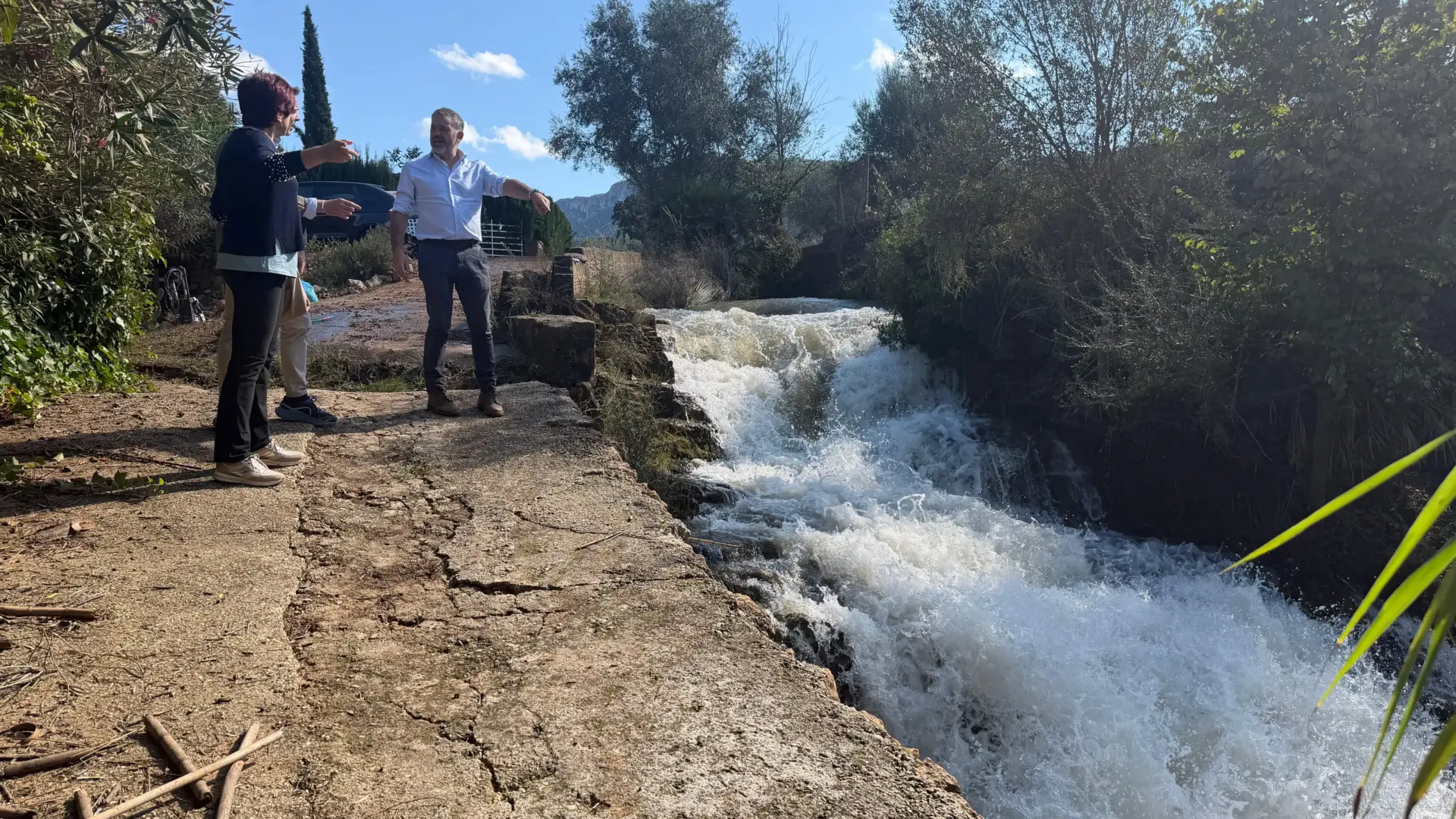 José Díez visitant municipis xicotets afectats per la dana Adam i observant els danys del temporal.