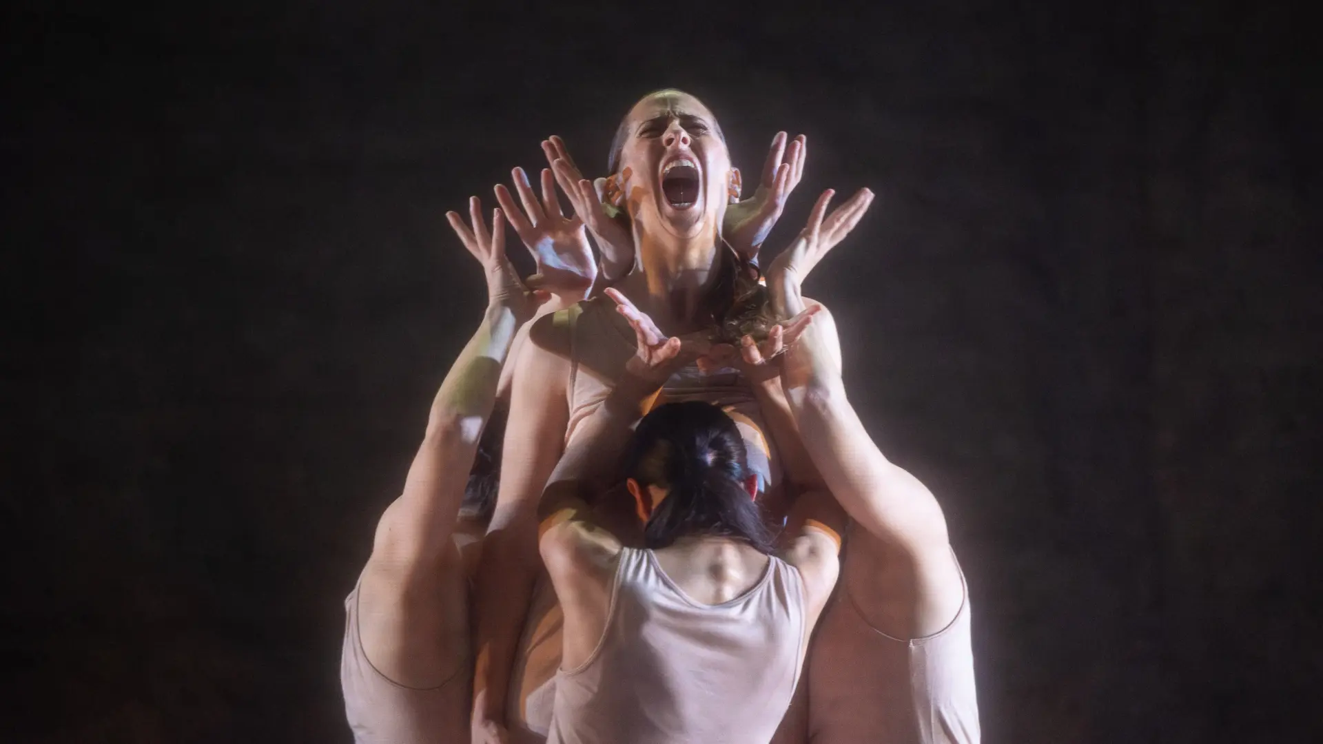 Representació de dansa contemporània de ‘Las hijas de Bernarda’ al Teatre Principal de Castelló.
