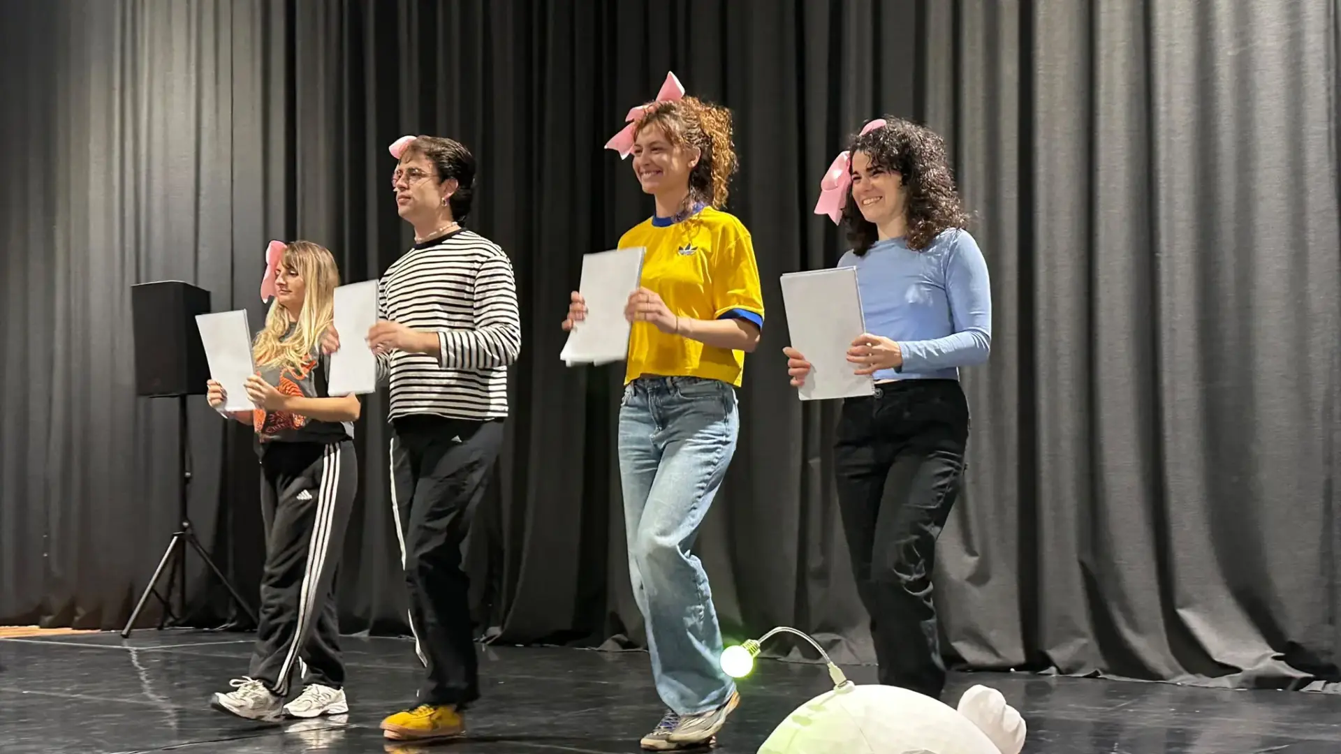 Escenario del Teatre Rialto durante una lectura dramatizada del proyecto ‘Inèdits’.