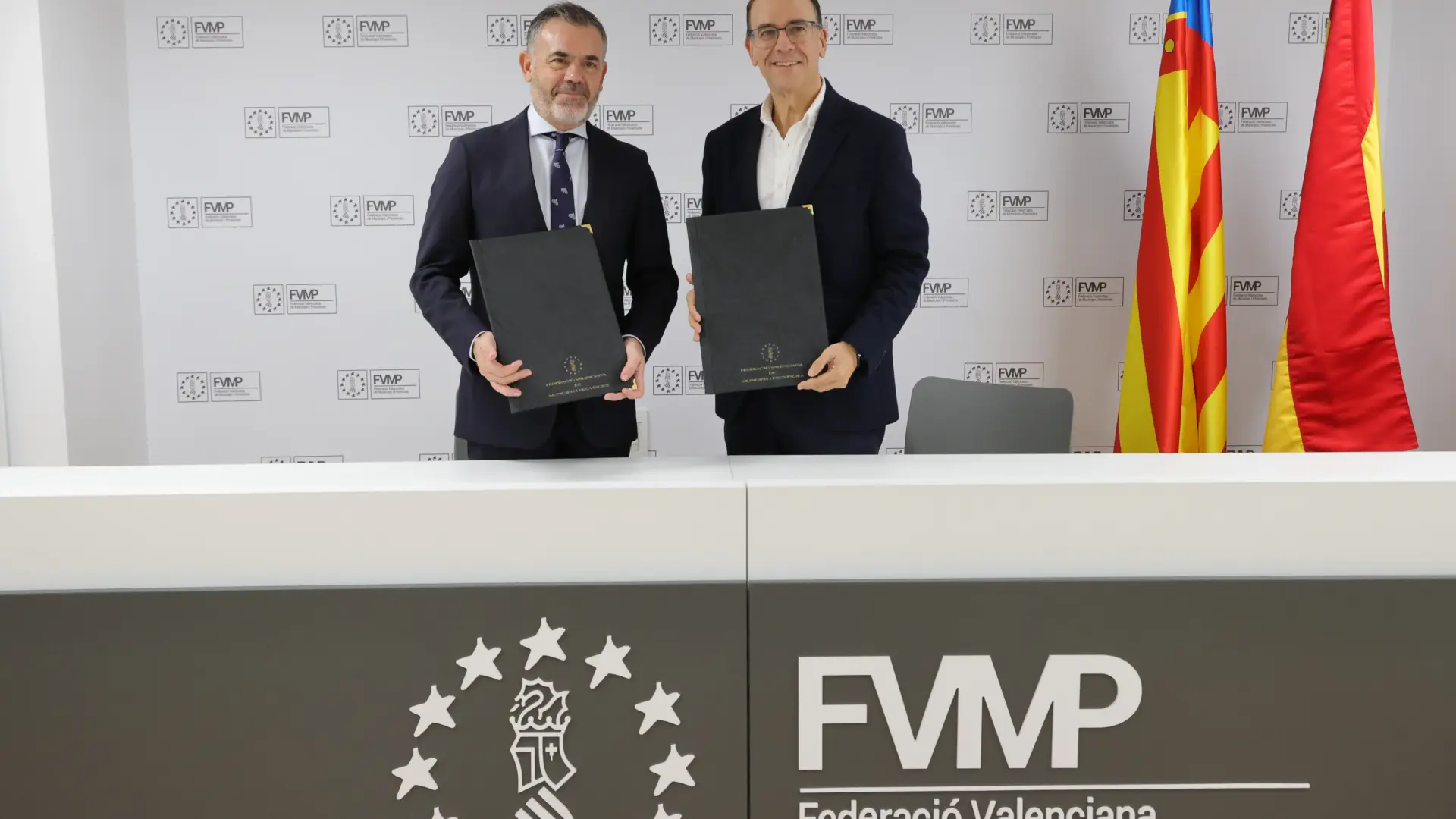 Representants de la Generalitat i la FVMP durant la firma de tres convenis.