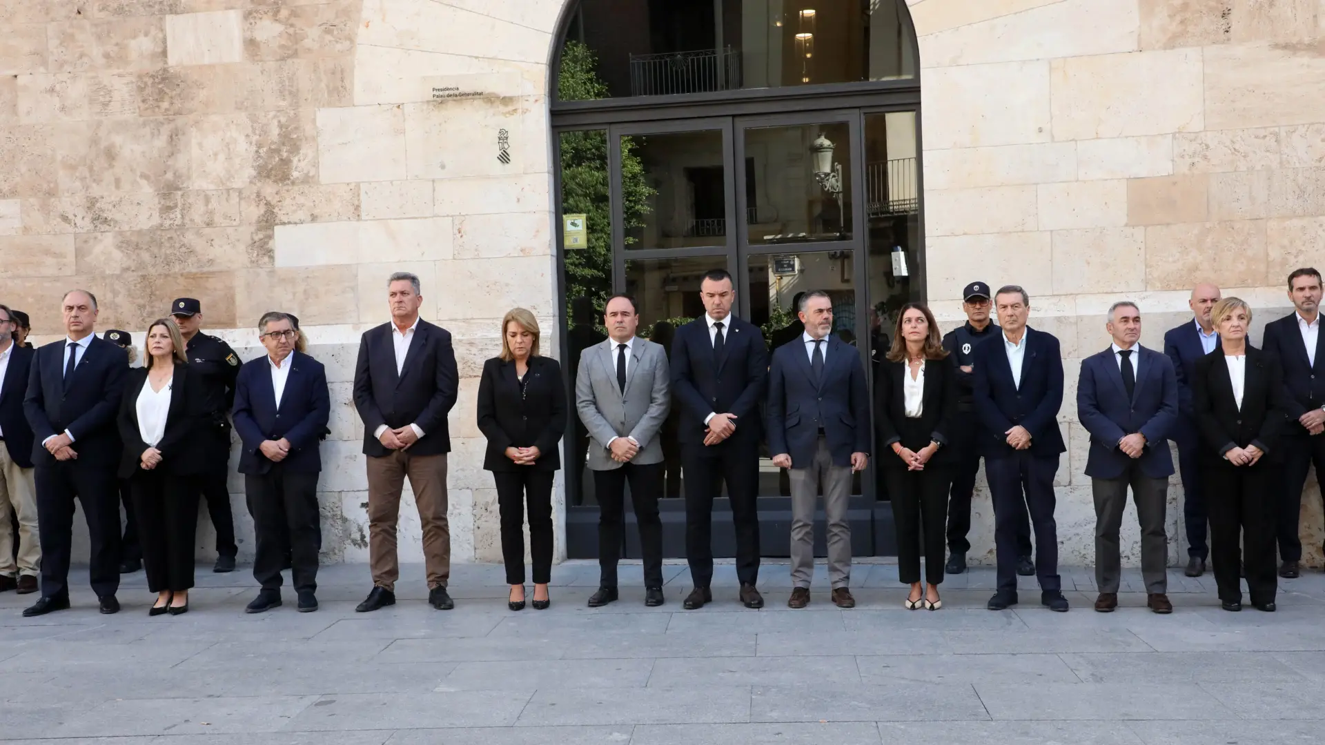 Persones participants en un minut de silenci convocat per la Generalitat.