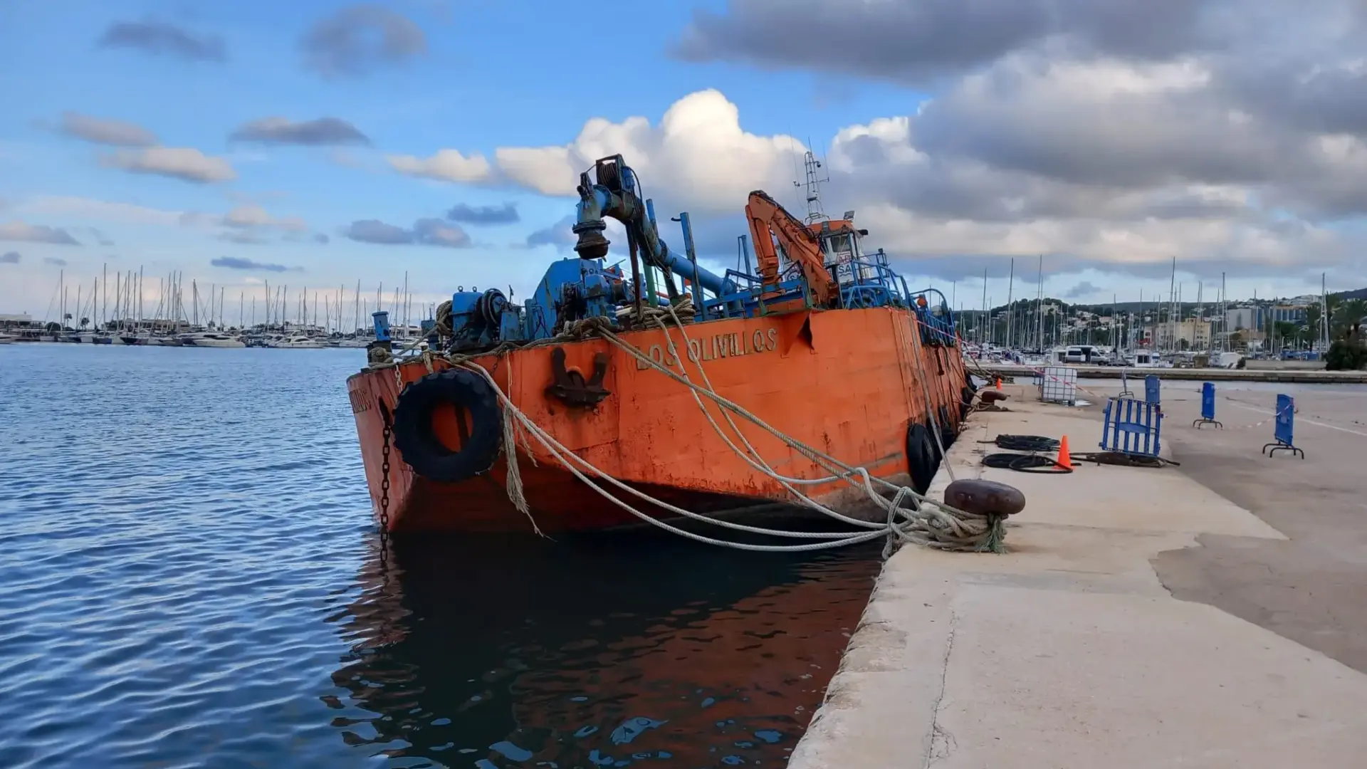 La draga Los Olivillos al port de Dénia.